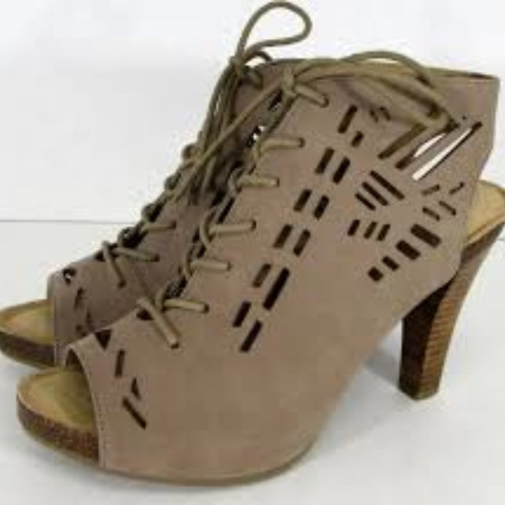 Adam Tucker Gemma Cutout Detail Pump Sandal